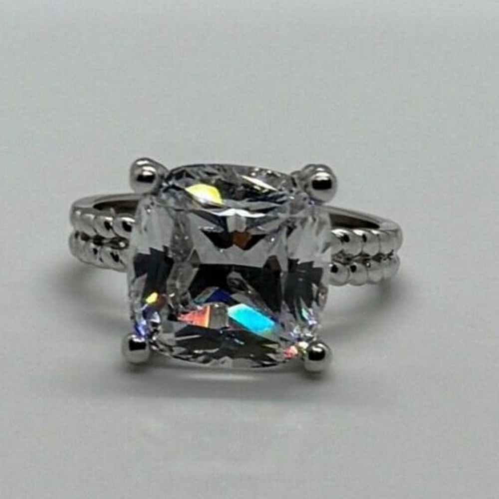 Stunning Silver size 6 Women's Ring with Crystal Accent FINAL PRICE DROP!!💖